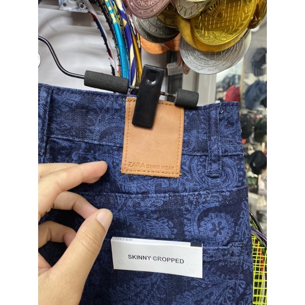 Quần short Zara vải jeans hoa văn