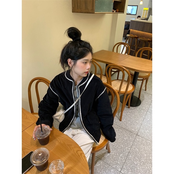 Áo khoác bomber nhung đen dáng ngắn phối hoạ tiết trắng cá tính Yannie