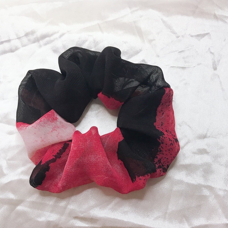 Cột tóc vải scrunchies màu loang đỏ đen ( voan)