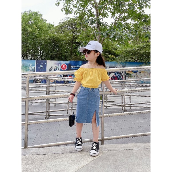 Set áo trễ vai chân váy jean sành điệu cho bé gái