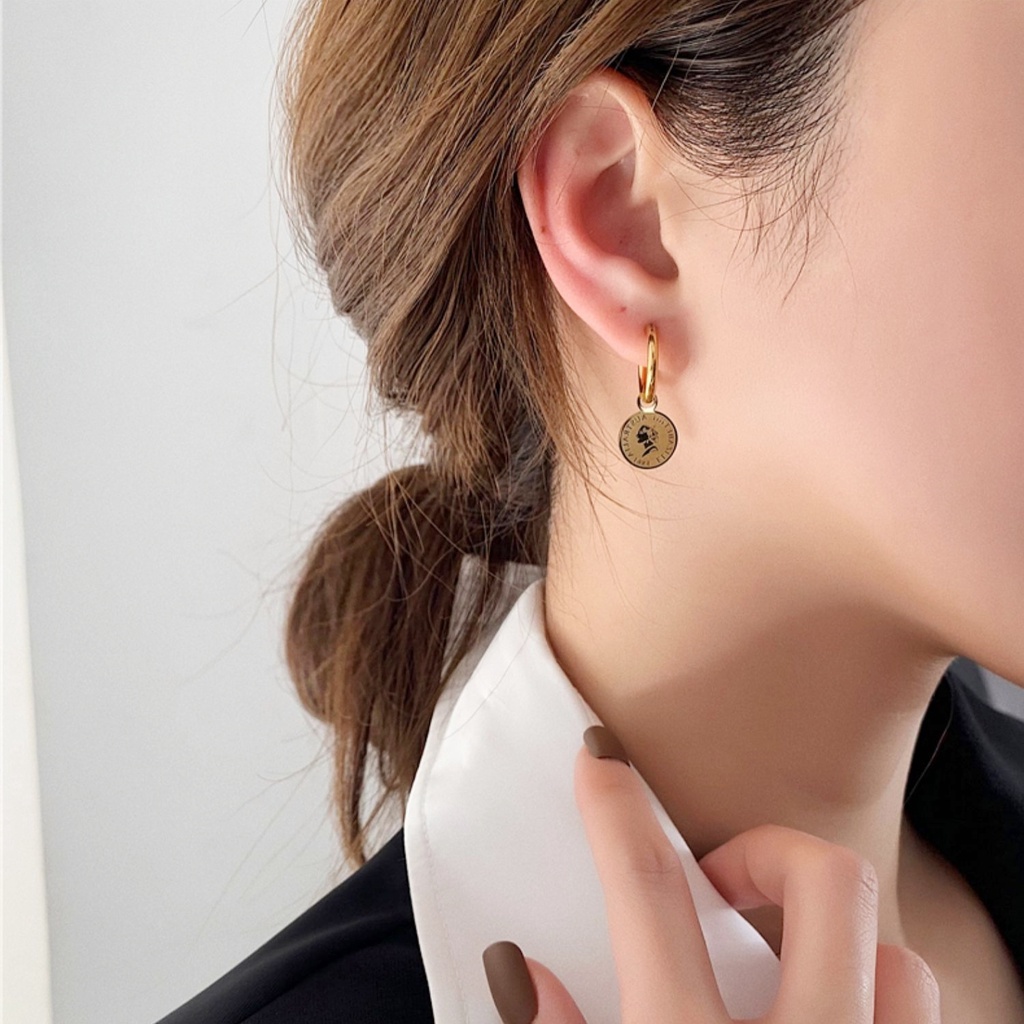 Khuyên tai tròn titan không gỉ mặt vuông hoa hồng mặt tròn nữ hoàng (1 đôi)