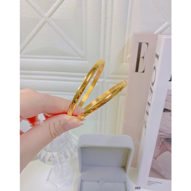 Vòng tay titan trơn khoá cài cam kết không đen không gỉ VT52