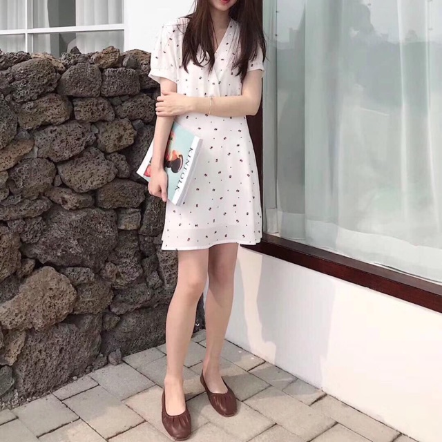 Váy xinh cá mặc mát dã man luôn ạ. Shop e về sẵn 4 mầu mặc nhẹ nhàng mà lại kín đáo nữa í 😉😉 hàng free sz ạ 1xx
