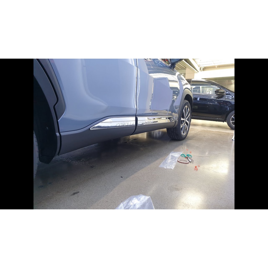 Bộ 4 Thanh Nẹp Sườn Trang Trí Xe Toyota Cross 2020 2021 2022 Chất liệu Inox Cao Cấp, Kiểu dáng thể thao cá tính