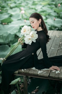 Áo dài lụa màu đen kèm quần