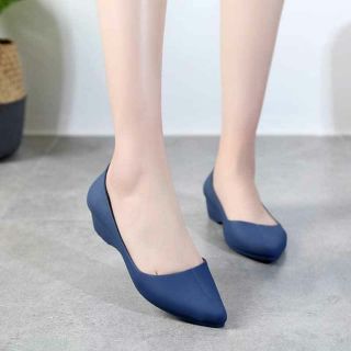 Một đôi giày t hàng có mã giảm giá