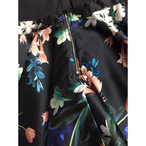 Đầm cổ yếm Úc