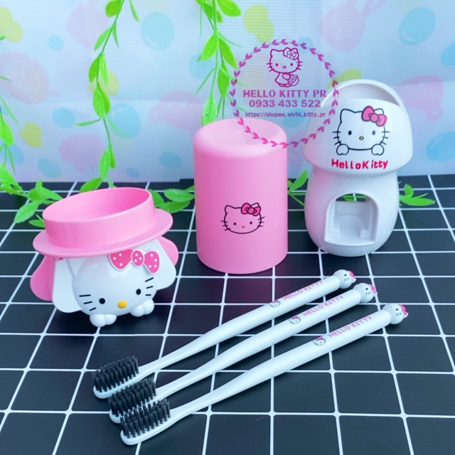 Giá treo bàn chải kèm ly và dụng cụ lấy kem tự động Hello Kitty
