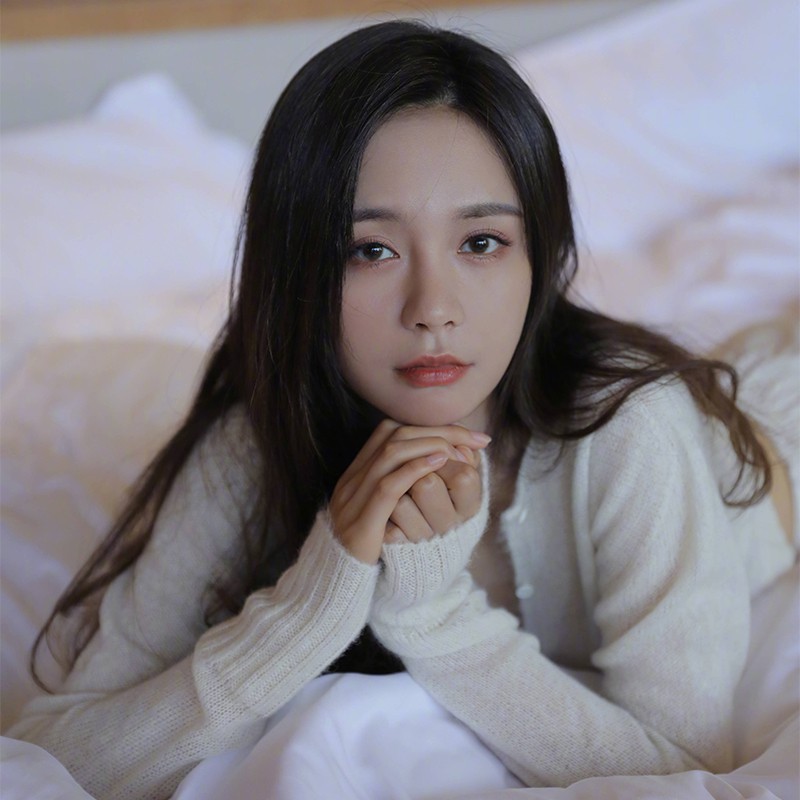 Áo croptop trắng dệt kim Rosé Jennie Blackpink