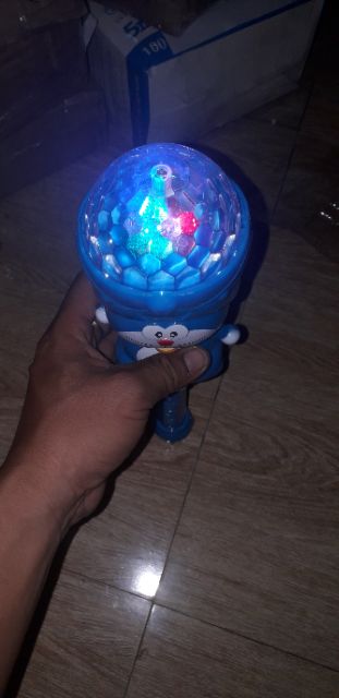 Giáng Sinh_Một cây đèn chơi Noel đoremoon có nhạc và đèn Led 7 màu quay tặng kèm pin