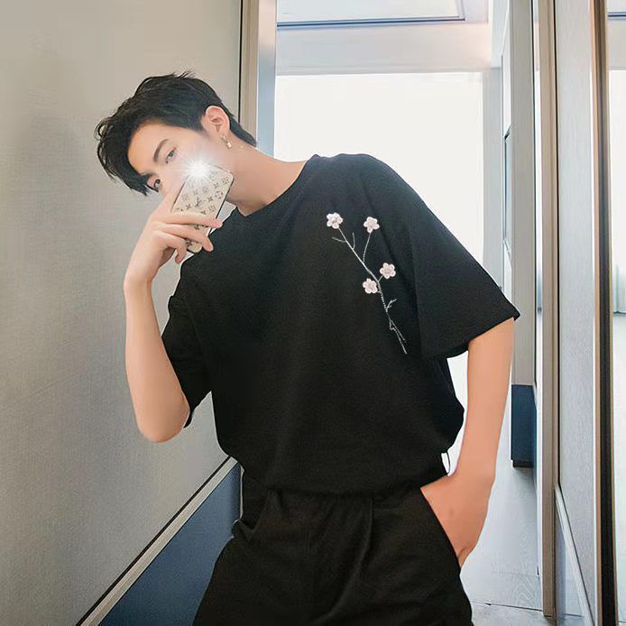 Áo Thun Tay Ngắn Dáng Rộng Thêu Họa Tiết Đơn Giản Trẻ Trung Cho Nam