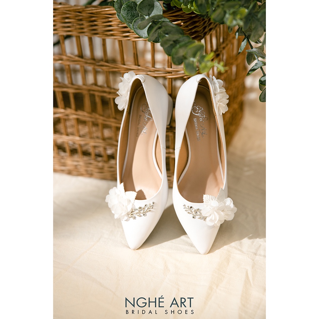 Giày cưới Nghé Art đính hoa trắng 275