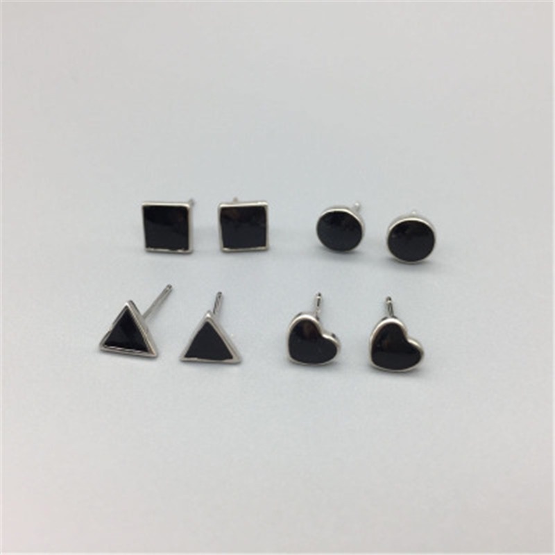 Cô gái Hàn Quốc phong cách đơn giản bông tai hình vuông hình trái tim hình học