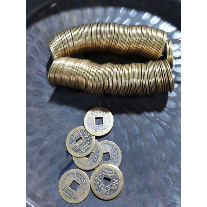 Đồng tiền xu. 1 xâu 200 xu loại 1, túi 500 xu loại 2