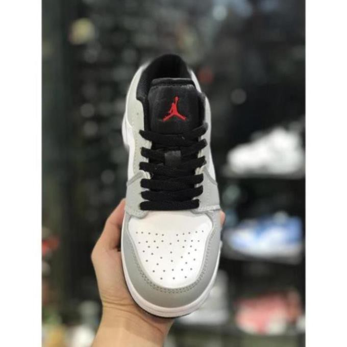 Giầy Jordan xám chỉ đỏ vạch đen thấp, Giày JD1 low xám smoke grey đủ size nam nữ full box bill