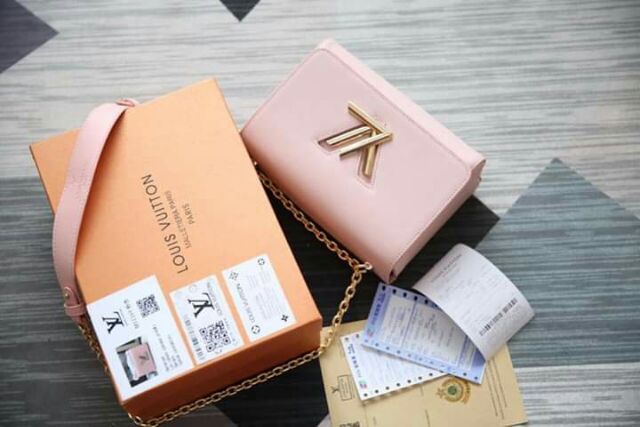 #LVTWIST MM spsl 
- Fullbox 
- Size: 24cm
-Chất liệu da tăm mềm - lót nhung cùng mầu vs túi kèm code & card