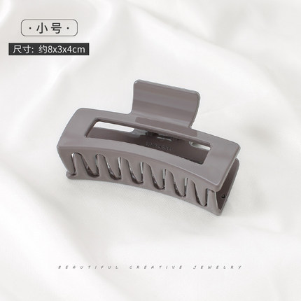 Kẹp tóc kiểu dáng hìlàm từ acrylic