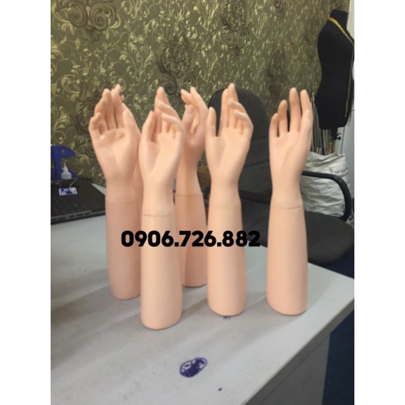 Tay manocanh mang bao tay