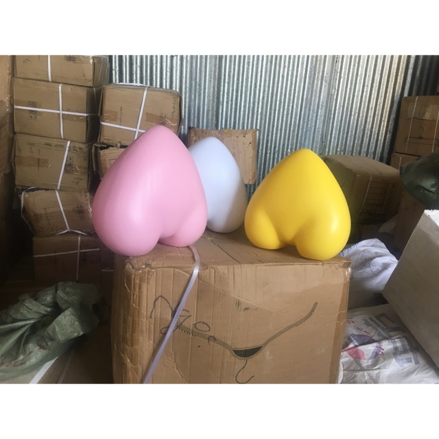 Mông nhựa mặc quần lót
