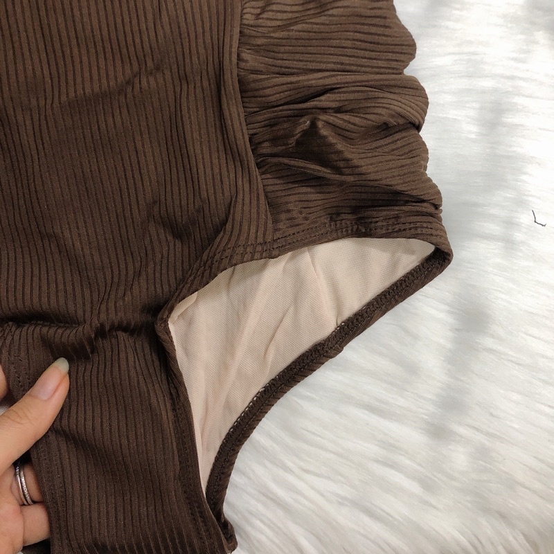 [Mã FAMARAL1 giảm 10K đơn 50K] Bikini liền mảnh trễ vai ren hoa nude phối nâu sang chảnh
