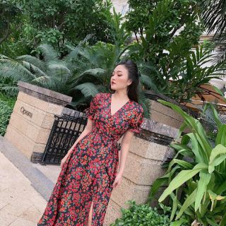 Đầm hoa đỏ đắp chéo nơ tay