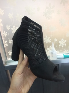 Giày boot gót vuông cắt lazer