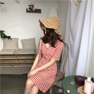 Váy kẻ caro cổ tim