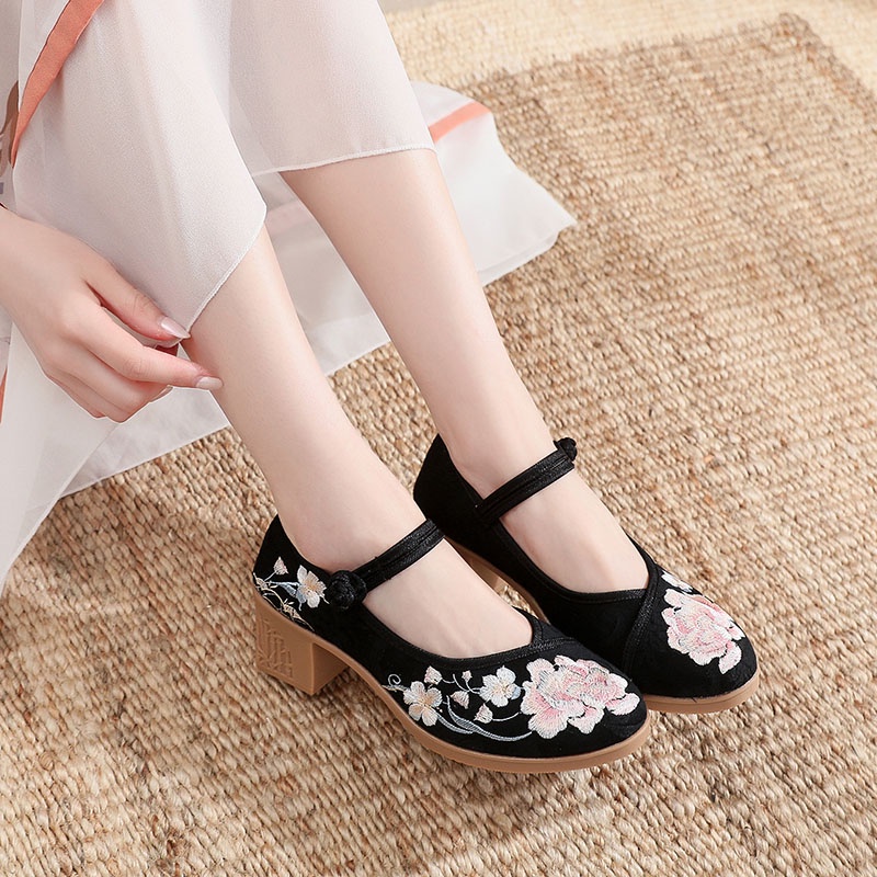 Giày đế vuông thêu hoa dây cài GC021