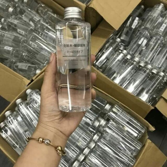 Nước hoa hồng MUJI Nhật. Em nó hot hit lắm chị em ơi. Lành tính với mọi loại da nha kể cả da nhạy cảm. Ngại gì mà ko mua