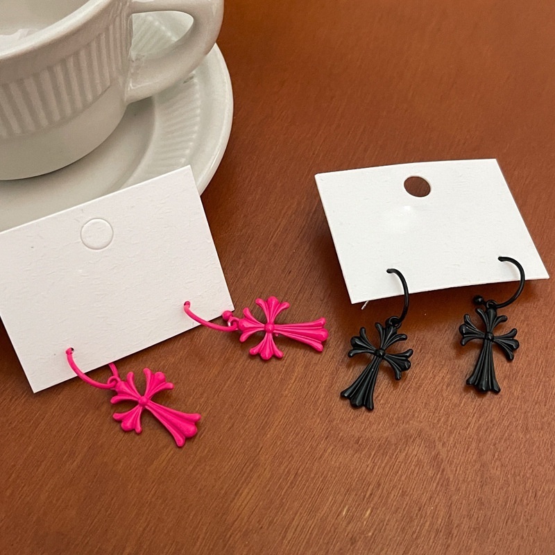 Bông Tai Chữ C Màu Đỏ Hồng Mặt Chữ C Màu Đen