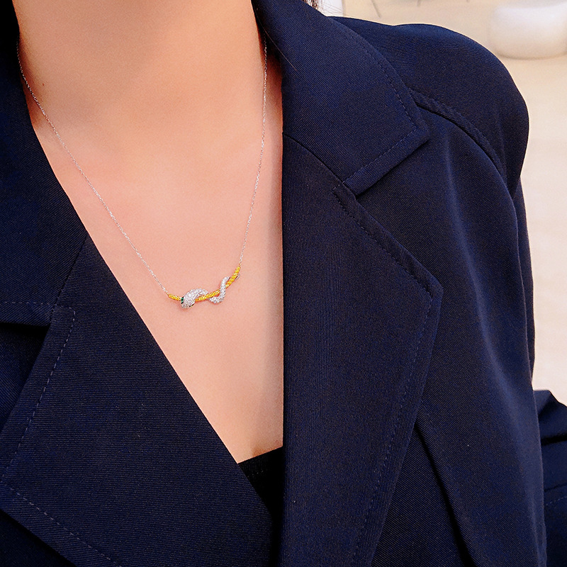 Vòng cổ choker đính đá nhân tạo hình con rắn màu vàng sang trọng