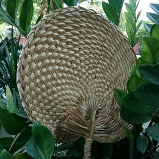 quạt đan lá cọ truyền thống (đường kính 25-30cm)