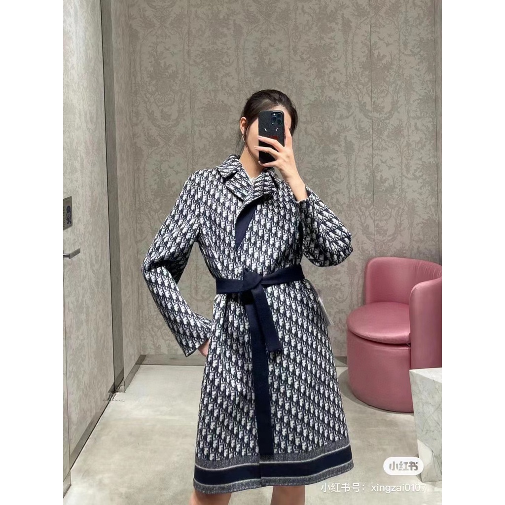 Áo khoác dáng dài phối thắt lưng lớp lót là họa tiết  oblique thời trang cao cấp Christian Dior CD