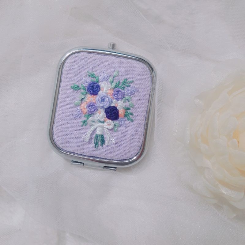 Gương thêu tay handmade