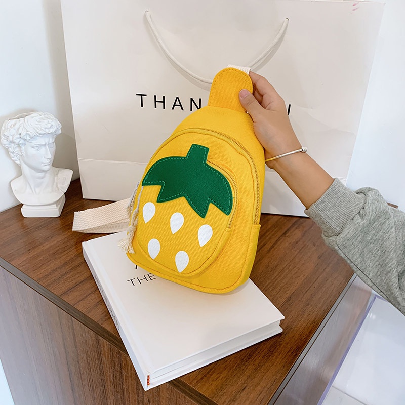 Túi đeo chéo ngực vải canvas họa tiết dâu tây dễ thương thời trang cho nữ