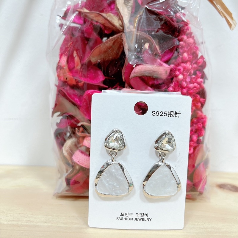 bông tai hình tam giác đối xứng, khuyên tai đính đá sang chảnh