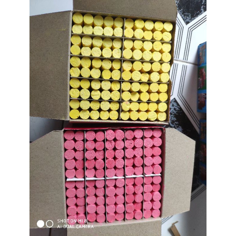 Phấn viết bảng ít bụi hộp nguyên màu như hình .hộp 100 viên