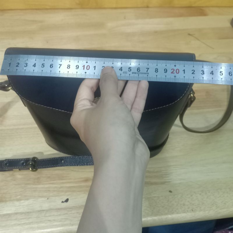 Túi đeo chéo da cứng phom hộp secondhand 040722