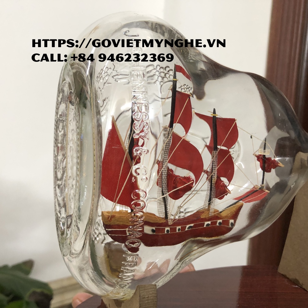 Mô Hình Thuyền Gỗ Trong Chai Thủy Tinh Hennessy Lớn - Dài 16cm - Buồm đỏ