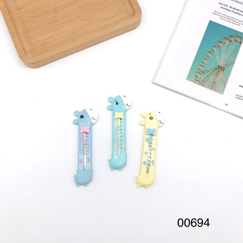 Dao rọc giấy hươu cao cổ tiện lợi