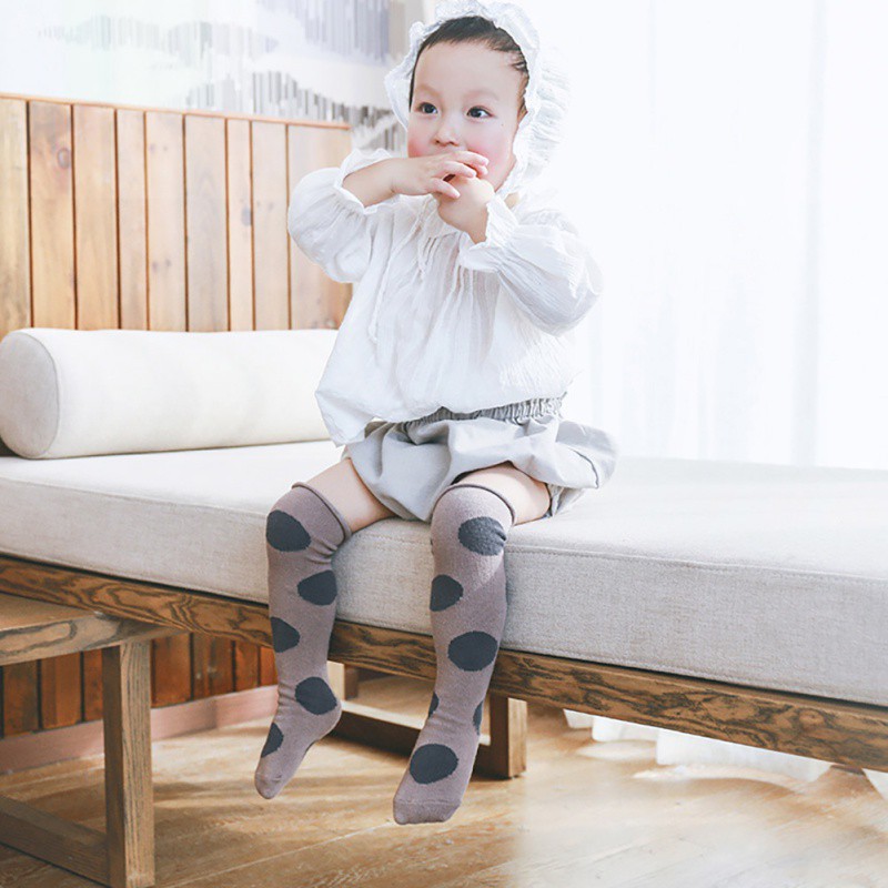 Vớ dài họa tiết chấm bi chất liệu cotton dễ thương dành cho bé gái