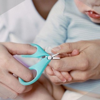 Kéo cắt móng tay cho trẻ sơ sinh