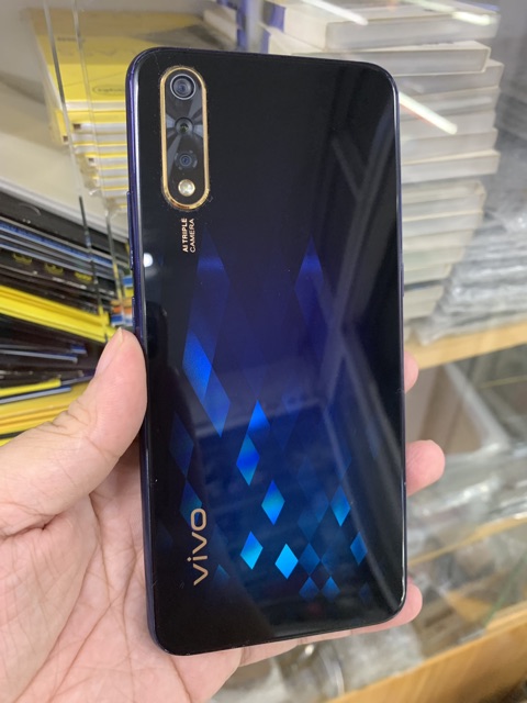 ViVo S1. Máy đẹp màu xanh đen, lưng 3d. Baoe hành hãng còn tầm 7-8 tháng. Ram 6g + bộ nhớ 128g, vân tay + nhận diện mặt