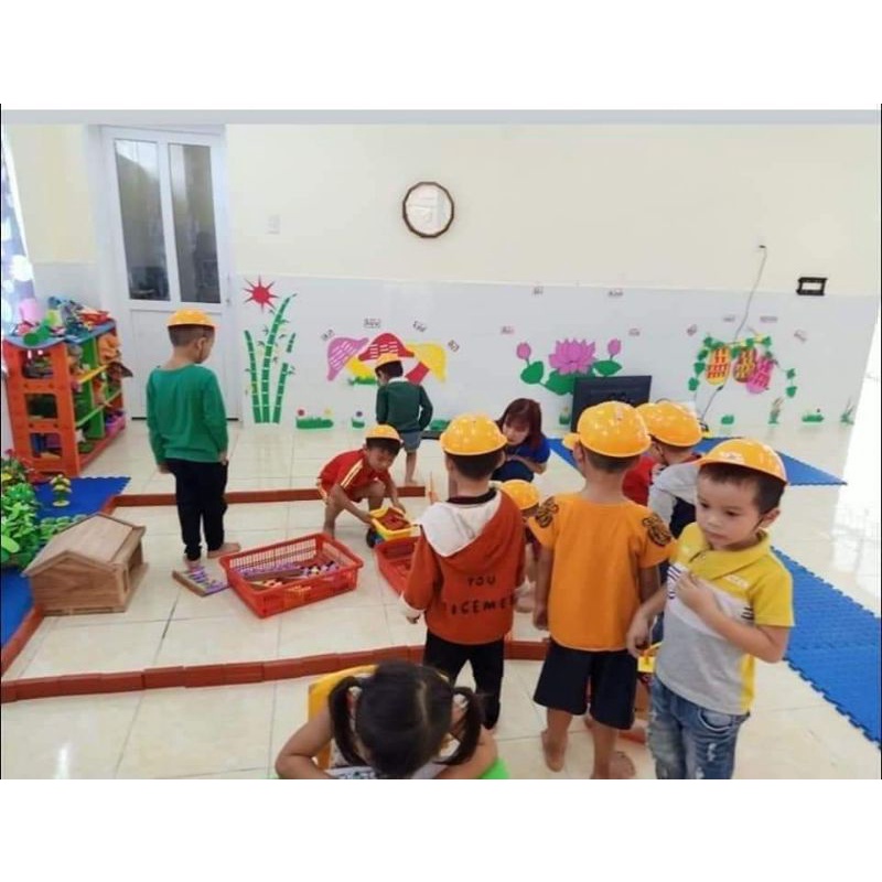 Mũ công nhân cho bé chất liệu nhựa mềm, có dây đeo cổ tránh rơi