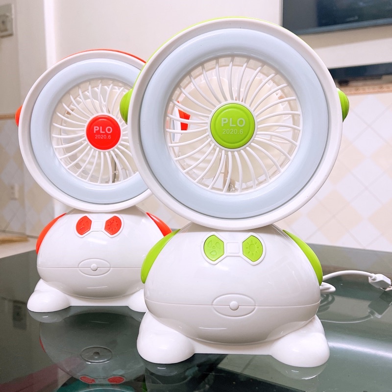 Quạt Sạc Tích Điện Có Đèn Hình Gấu dùng cổng usb trực tiếp và có thể sử dụng pin AA.