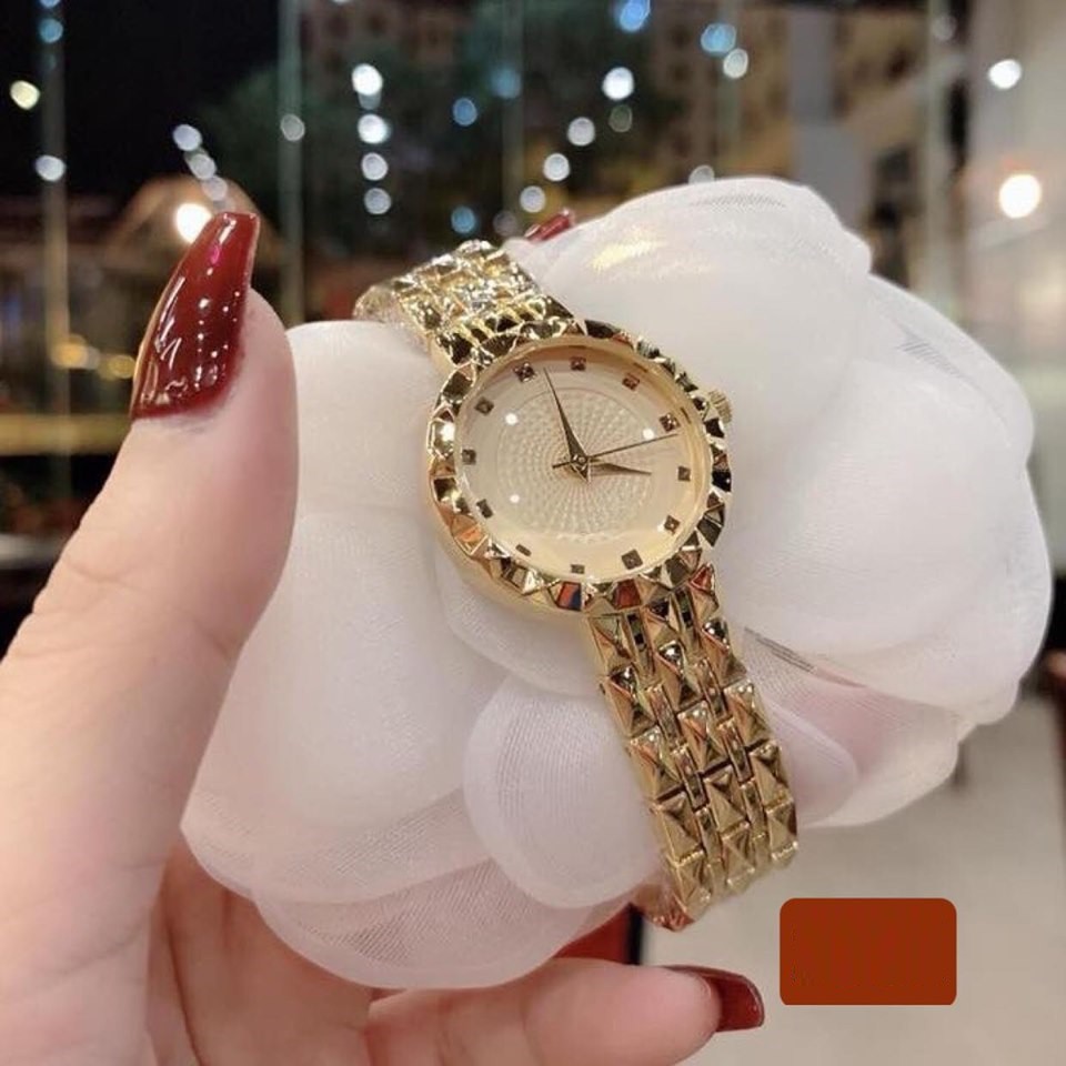 Đồng hồ nữ dây kim loại màu vàng NS lên tay cực sang
