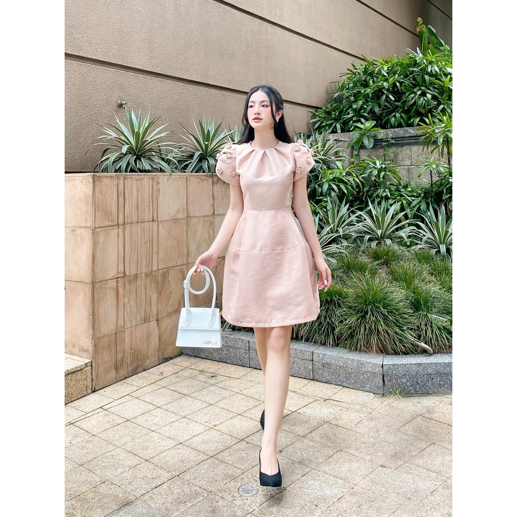 RẬP - Đầm Hồng Tay Đấp Đính Hoa Cổ Xếp  - ANNI 13