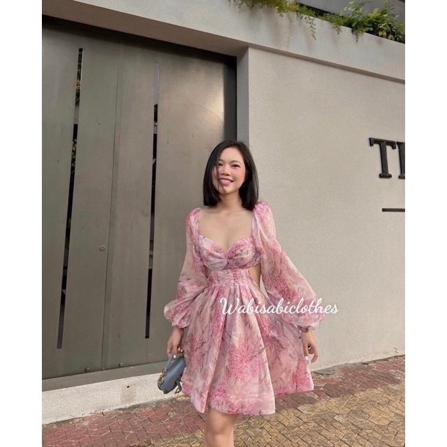 Đầm váy hoa voan hồng tay phồng buộc nơ lưng khoét eo cut out eo lạ mắt