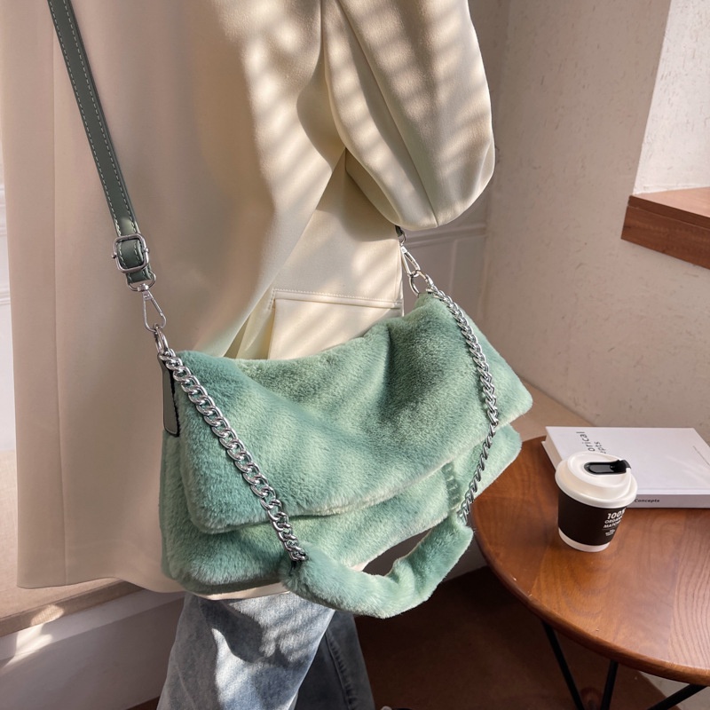 Túi xách messenger IELGY nhồi bông đeo dưới cánh tay phối dây xích hợp thời trang