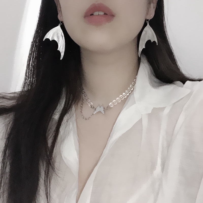 Vòng cổ bằng thép titanium xỏ hạt pha lê trong suốt gắn mặt bướm thời trang